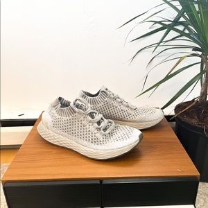 Grey knit runners